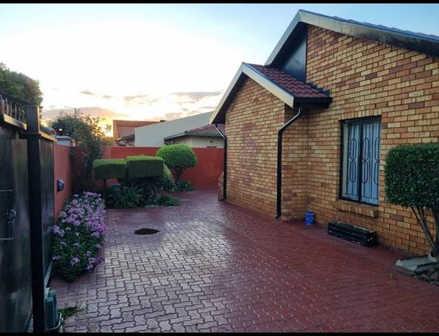 3 BEDROOM HOUSE FOR SALE IN SPRUITVIEW